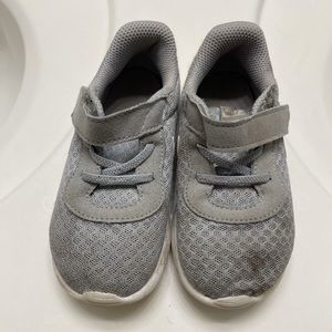 TODDLER GRAY NIKE SNEAKERS 8c